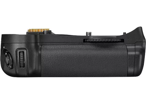 Фото: Nikon MB-D10